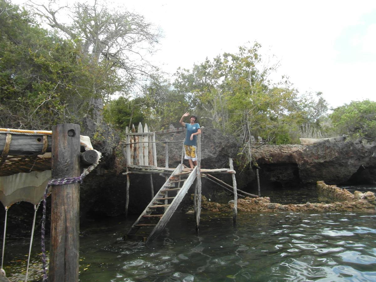 Blue Monkey Beach Cottages Shimoni Екстериор снимка